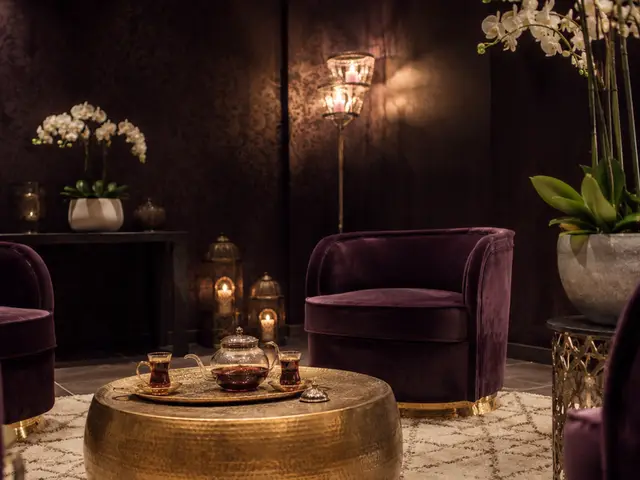 Kadife koltuklu, çay masalı bekleme salonu — Haramidere, Masaj Salonun