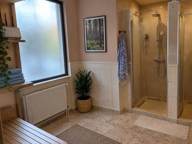Duş kabinleri ve bank bulunan hamam öncesi alan — Haramidere, Masaj Salonun